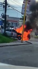 Vehículo se prende en llamas en La Ceiba