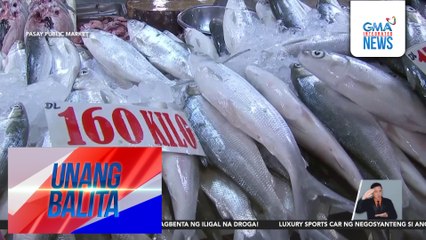 Ilang mamimili at nagtitinda, nangangambang tataas na naman ang presyo ng isda dahil sa Bagyong Marce | Unang Balita