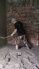 Bagaimana cara kerja tukang plester dengan sekop