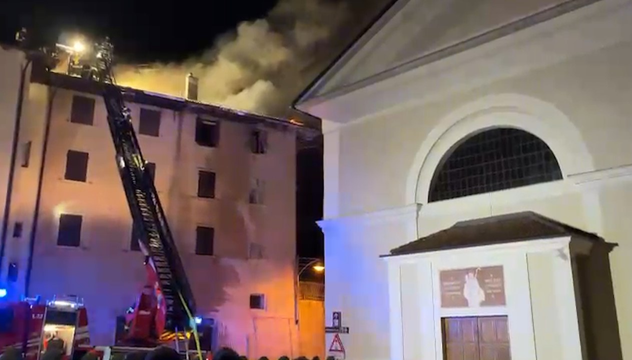 Fiamme in centro: brucia un tetto a Taio