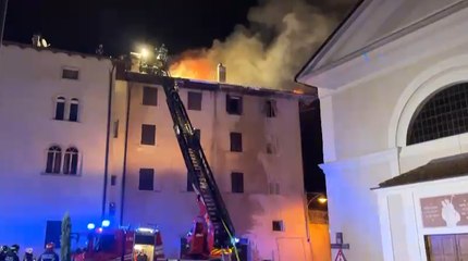 Paura a Taio: brucia un tetto vicino alla chiesa
