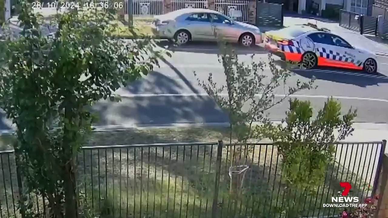 Une course-poursuite qui termine mal : la BMW de la police atterrit sur les rails