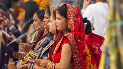 उगते सूर्य को अर्घ्य के साथ छठ का समापन, दिल्ली से पटना तक घाटों पर श्रद्धालुओं का रेला