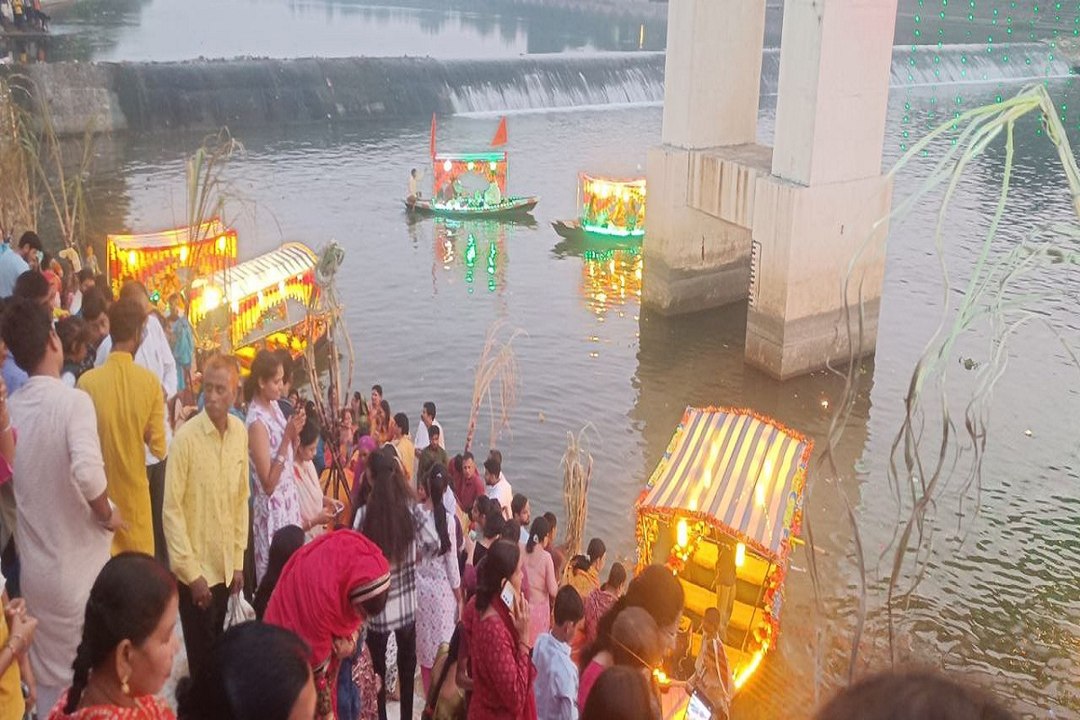 रायपुर के महादेव घाट पर उमड़ी श्रद्धालुओं की भीड़,