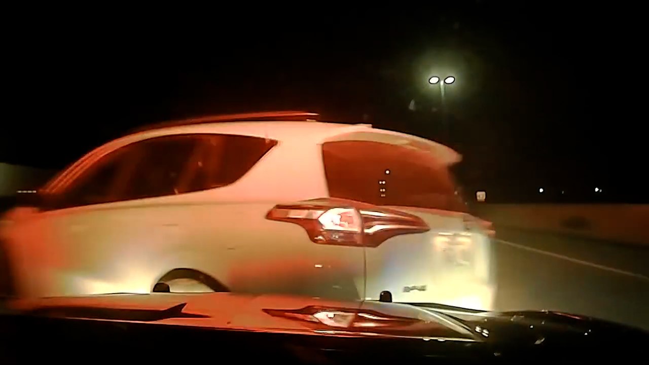 Die Autobahnpolizei setzt taktische Fahrzeugeingriffe ein, um das Fahrzeug anzuhalten