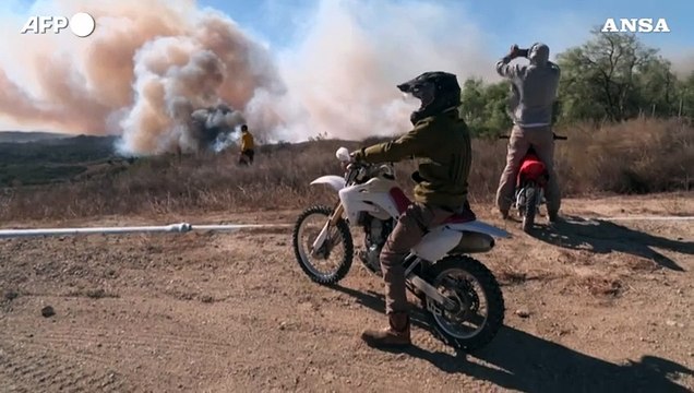 Los Angeles, vasto incendio devasta decine di case a nord-ovest