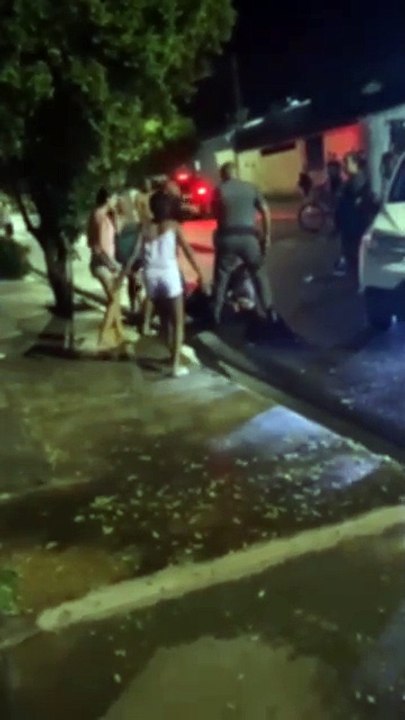 Pai tenta impedir prisão de jovem acusado de tráfico de drogas