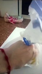 Voluntária de Valência recebe saco de menino e não consegue conter emoção