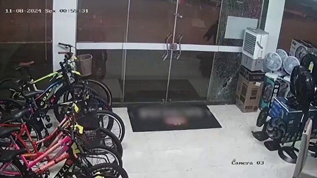 Vídeo: ladrões estouram fachada de vidro e furtam loja em Corbélia