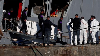 El segundo grupo de migrantes deportados por Italia desembarca en Albania