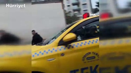 Beyoğlu'nda taksi durmayınca çılgına döndü, aracın aynasını kırdı!