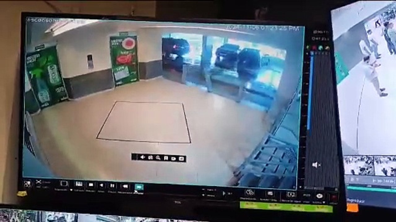Video: Momento exacto en que un auto cae desde el segundo piso en un ...
