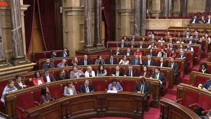 Anna Navarro (Junts) hace la peineta a dos 'consellers' de la Generalitat