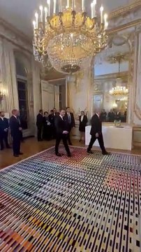 Emmanuel Macron défie Alexis Lebrun au tennis de table à l'Élysée