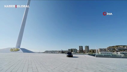 Dünyanın en büyük bayrağı Azerbaycan'da dalgalanıyor