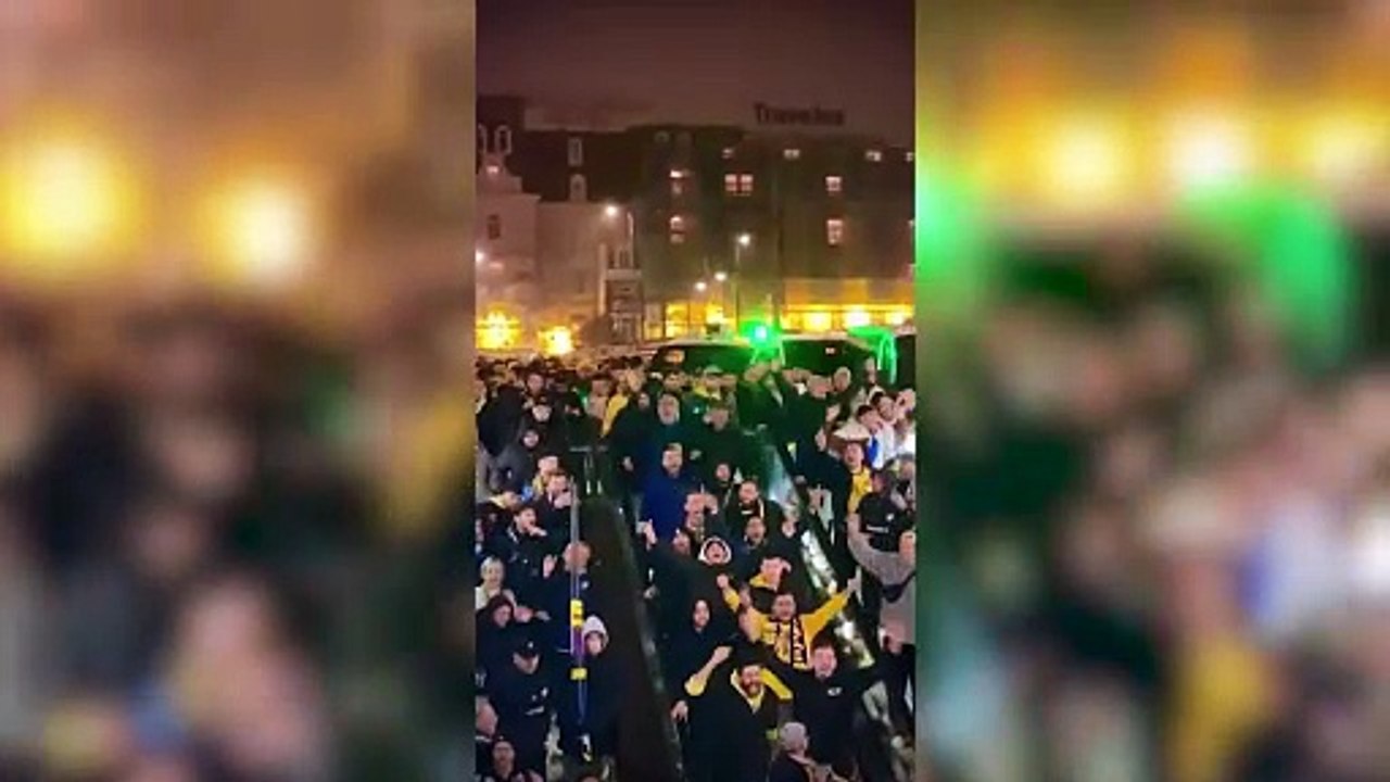 Presuntos hinchas de Maccabi arrancan una bandera palestina de un edificio y corean insultos antiárabes