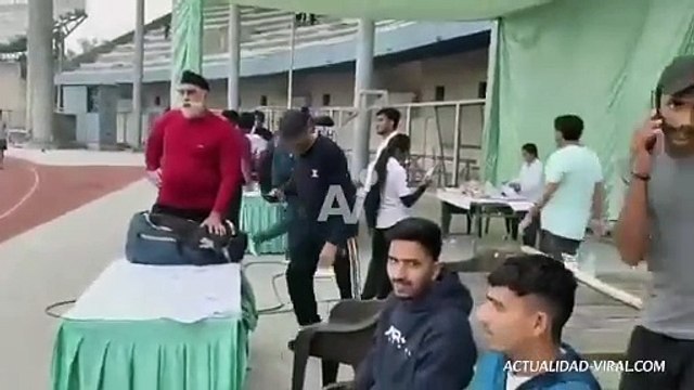 Video: Atleta indio sufre infarto fulminante mientras hablaba por celular en un estadio