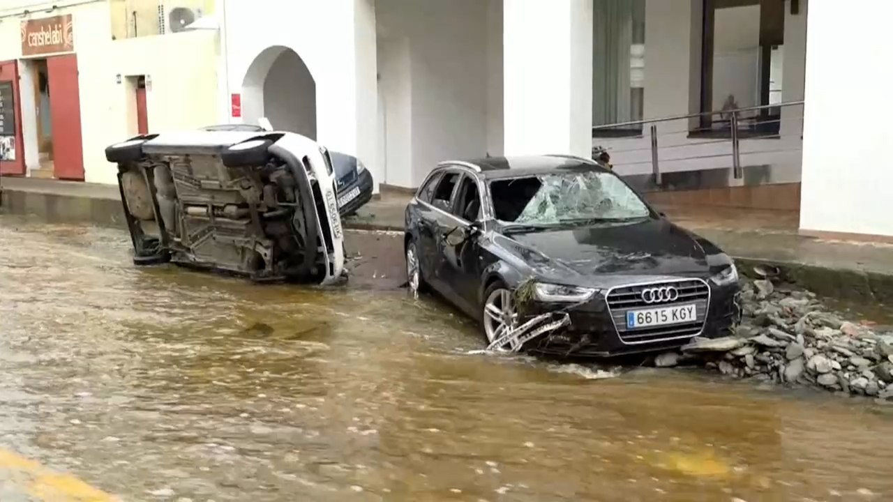 Una riada arrastra 32 coches en Cadaqués durante la madrugada