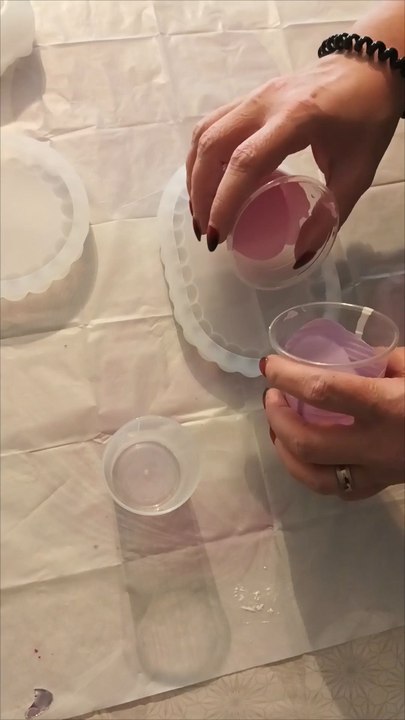 Petite coulée en jesmonite multicolore pour faire un petit vide poche