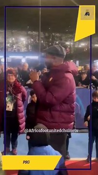 #LDCUEFA 🏆Devant le tapis rouge du Parc des Princes 🏟️. L’arrivée des joueurs du #PSG 🔵🔴 sous les vivats ,des applaudissements 👏et au même moment,le bus de l’Atletico Madrid passe sous les huées !