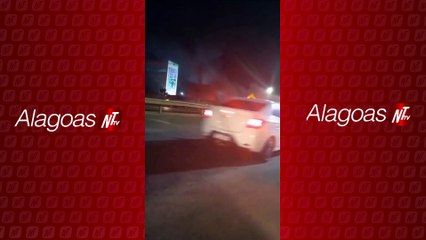 Carro pega fogo na AL-101 Sul, em Marechal Deodoro, e sofre perda total