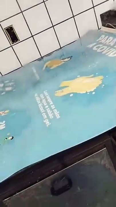 Água da chuva invade cozinha da C.E.M.E.I. Profª Amélia Meirelles Botta