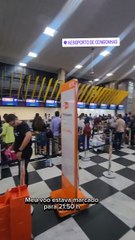Passageiros dormem no Aeroporto de Congonhas após cancelamento de voos