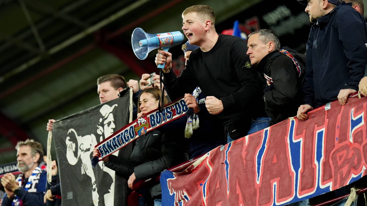 Heidenheim-Fans hüpfen und feiern auf schottischen Straßen