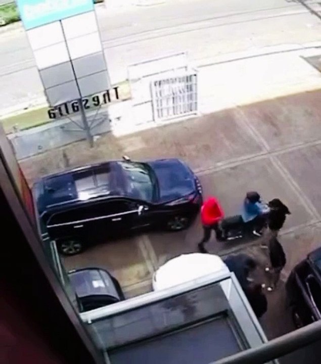 Momentos en que asaltantes ultiman a un hombre a plena luz del día en Arroyo Hondo