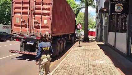 Homem é detido pela PRF com caminhão carregado com maconha