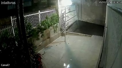 Flagra de furto de portão em Florianópolis