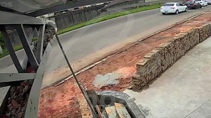 Câmera flagra dupla de moto atirando contra mulheres em Fazenda Rio Grande