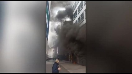 Le immagini dell'incendio in corso Vittorio Emanuele a Milano