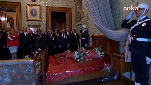 Dolmabahçe'de Atatürk için saygı duruşu