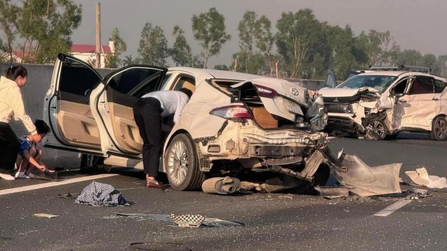 Tai nạn giao thông tại km67 cao tốc Hà Nội - Hải Phòng khiến hai ô tô hư hỏng nghiêm trọng