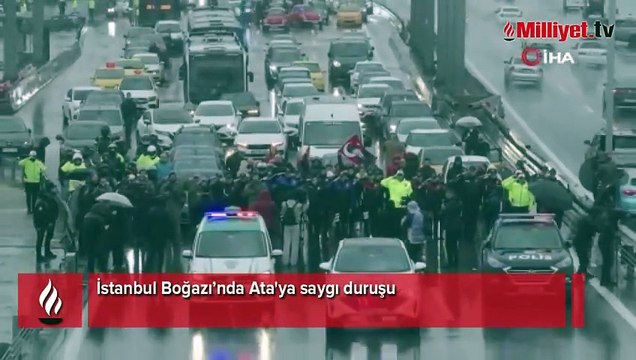 İstanbul Boğazı’nda Ata'ya saygı duruşu
