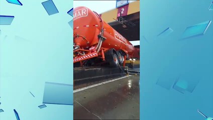 Caminhão desgovernado invade ilha de pedágio