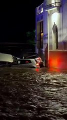 España: Torrencial lluvia inunda Cadaqués y arrastra más de 30 coches por la rambla