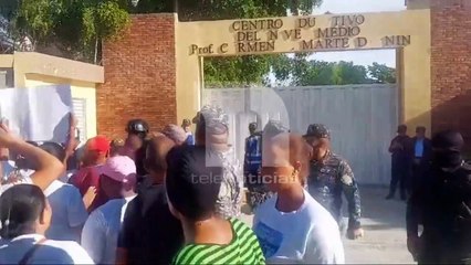 Altercado entre PN y familiares de joven que falleció tras ser agredido en escuela