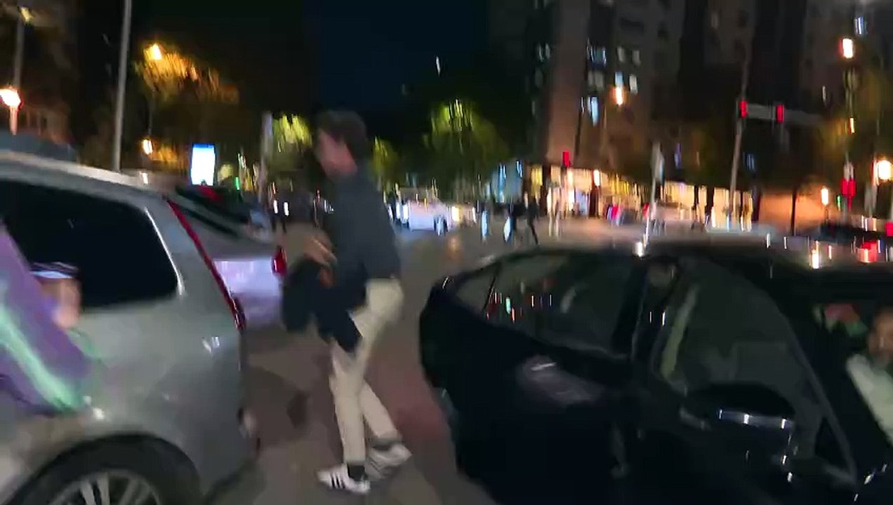 Álvaro Muñoz Escassi sale ‘a la carrera’ tras su beso con Sheila Casas: su impasible reacción