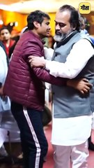 मुझ पर एहसान मत करिए! || आचार्य प्रशांत