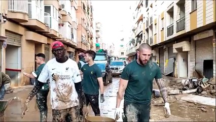 Un grupo de senegaleses viaja de Tarragona a Valencia para ayudar tras la DANA