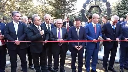 Prof. Karaboğa, çalışması için dikilen anıtın kurdele kesiminde kendine yer bulamadı