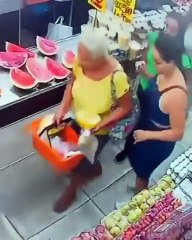 mulheres fingem ser clientes para furtar idosa no mercado
