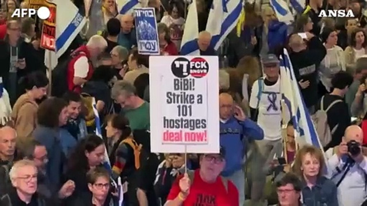 Israele, protesta contro il licenziamento del ministro della Difesa Yoav Gallant