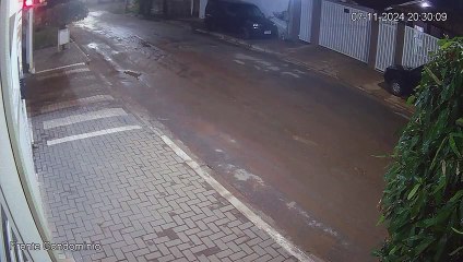 Criminoso fica pendurado na janela de carro e é arrastado por motorista