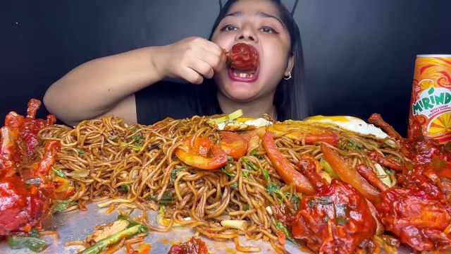 SPICY INDONESIAN NOODLES EATING CHALLENGE 🔥 WITH SPICY CHICKEN LOLLIPOP AND SUNNY SIDE UP EGGS 🍗🍳