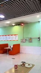 there could be a million ways how this could go wrong but without a doubt this is the bravest man on earth