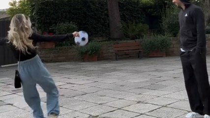 VIDEO Zaccagni palleggia con la moglie, poi arriva il figlio e...