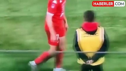 Teknik direktör kırmızı kart gören oyuncusuna saldırdı